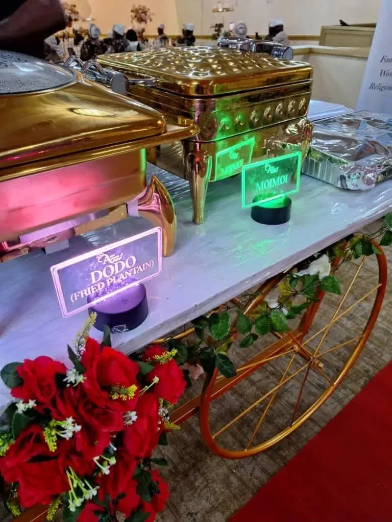 A lit name plate reading Dodo beside a gold chafing dish